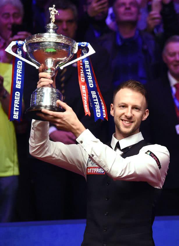 在争夺篮板 在争夺篮板